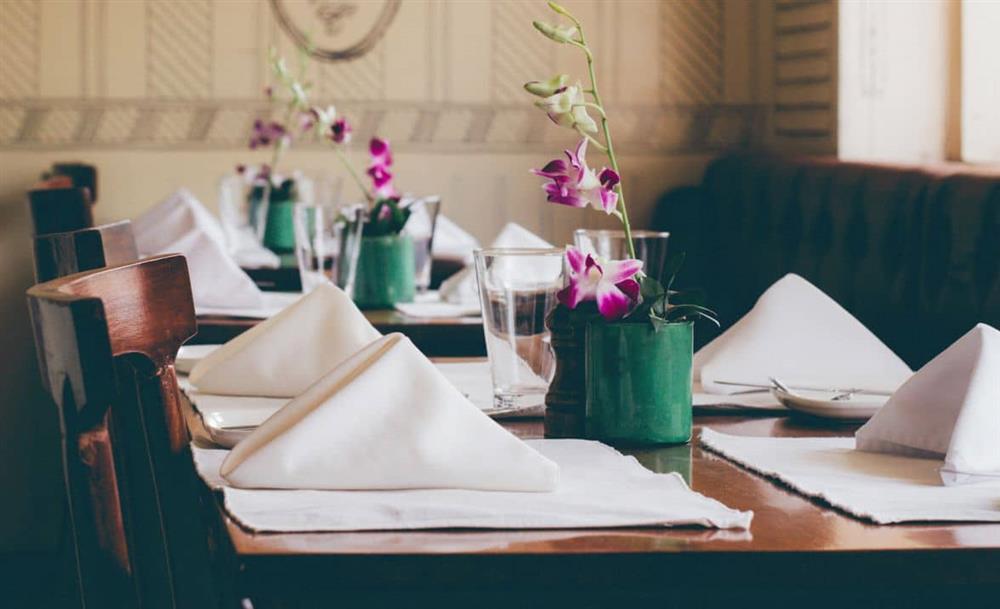 زیبایی میز با رومیزی و دستمال سفره